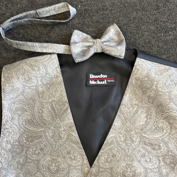 Brandon Micheal Silver Paisley Vest and Bow Tie size medium - Picture 2 of 2